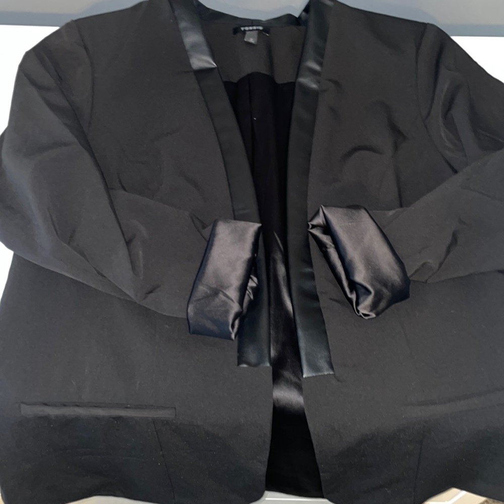 NWOT tuxedo blazer
